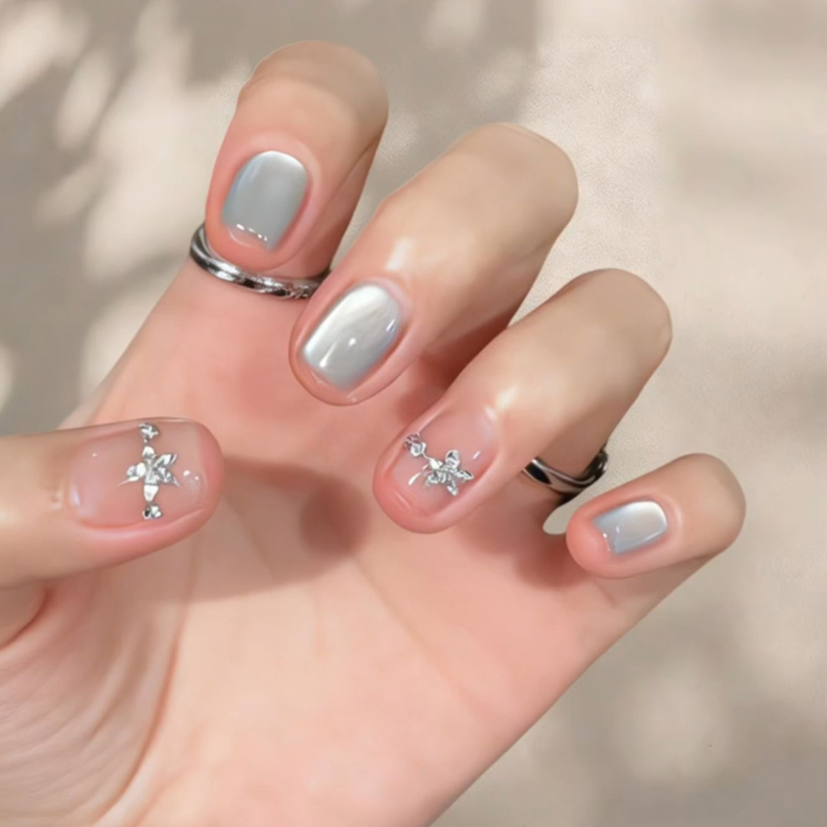 Decorating Tip Set - 24 Stück Katzenaugen-Glitzer-Nagelspitzen mit Diamant-Blumen-Dekor, Nude